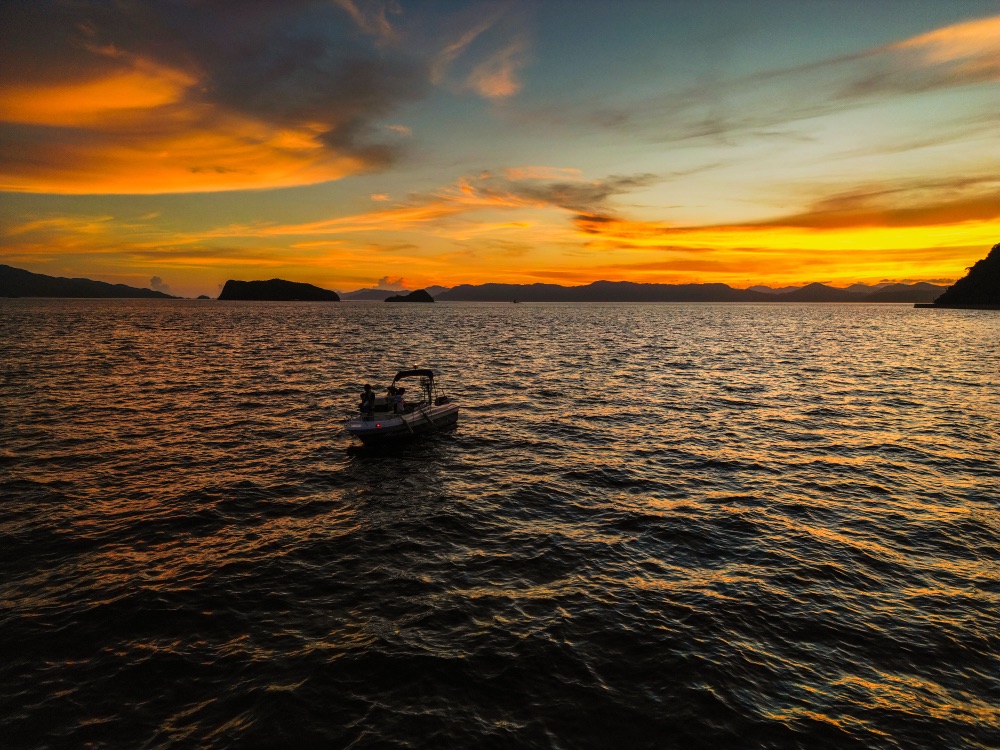夕暮れの御所浦の海に浮かぶ釣り船